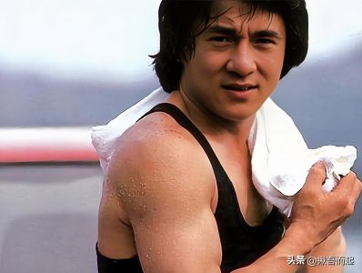 成龙从龙套到巨星，背后秘密何在？揭秘其传奇逆袭爆点经历！
