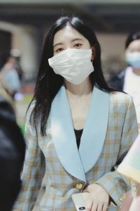 ​戴大口罩显脸小？鞠婧祎遭网友吐槽：太做作