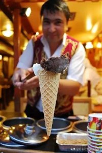 ​为什么土耳其冰激凌的店员总爱耍人？土耳其冰淇淋，我觉得很欠揍