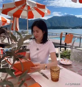 ​宋慧乔抵达意大利后晒照，白衣短发好惬意，网友偶遇合照