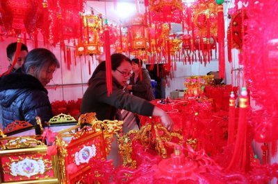 ​岑溪上灯节将至 花灯市场迎销售高峰