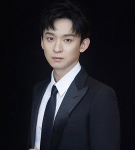 ​董子健：演戏一年获影帝，24岁结婚生子又离婚，资产过亿