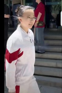 ​人大附中张雨欣火了！“局里局气”引热议，母亲身份不一般