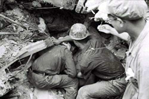 披露1976年唐山大地震真实场景，24万人死亡，地表裂缝巨大