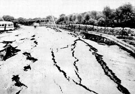 披露1976年唐山大地震真实场景，24万人死亡，地表裂缝巨大