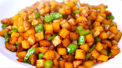 ​土豆这样做太好吃了，做法简单家常，比大鱼大肉更好吃，真解馋
