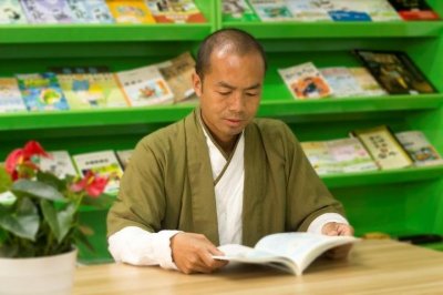 ​曾拒百万年薪工作 外卖小哥雷海为如今是位语文老师