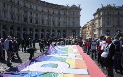 ​科普：国外反战游行中的彩条旗和LGBT旗帜有什么区别？