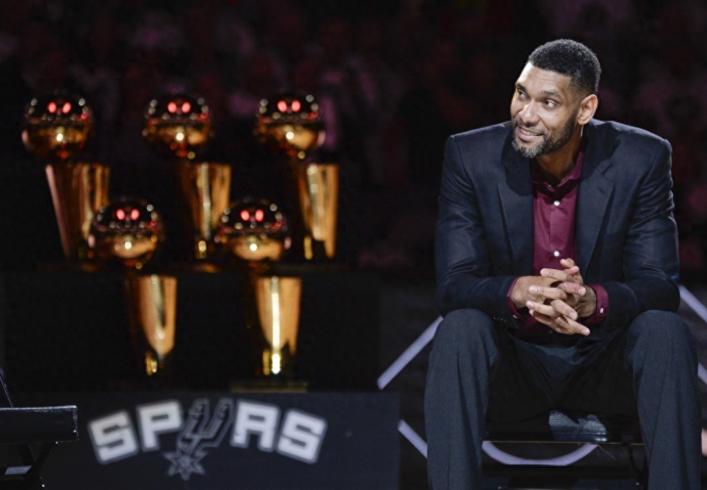 篮球——NBA：马刺队为邓肯举行球衣退役仪式