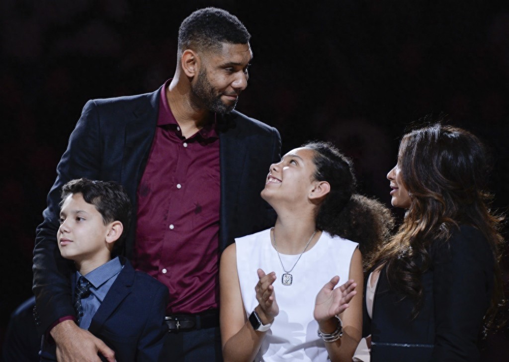 篮球——NBA：马刺队为邓肯举行球衣退役仪式