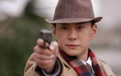 ​17岁出道，38岁迎娶小3岁女星，如今他帅气老婆更迷人