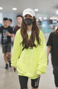 ​还在穿匡威？最近火了阿迪牌“彩虹鞋”，少女心与帅气并存