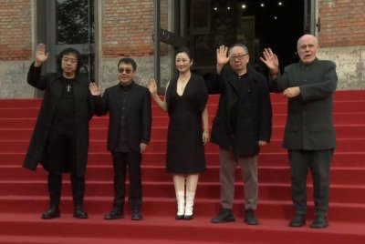 ​平遥红毯：周冬雨露背装太修长，朱一龙贵气，文淇像周深