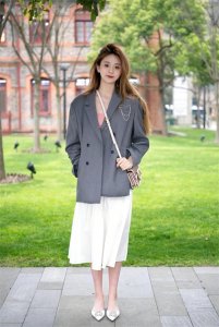 ​看街拍 识包包：10组Coach蔻驰包穿搭示范 平价又时髦