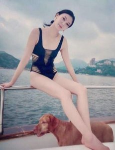 ​35岁前港姐冠军张舒雅近照曝光 肌肤细腻美腿吸睛
