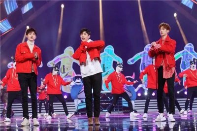 ​湖南卫视《华人春晚》大玩创意神曲  邢昭林董力马伯骞唱跳贺新年