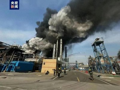 ​山东淄博一工厂突然起火