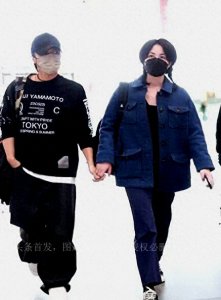 ​53岁窦唯近况秃头油腻胡子拉碴 ，住北京豪宅生活悠闲