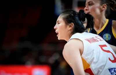 ​中国女篮王思雨：长相出众球风硬朗，曾赛场上“头破血流”拿金牌