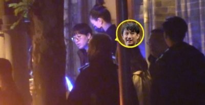 ​何炅与黄磊深夜聚餐 临别拉扯寒暄显不舍