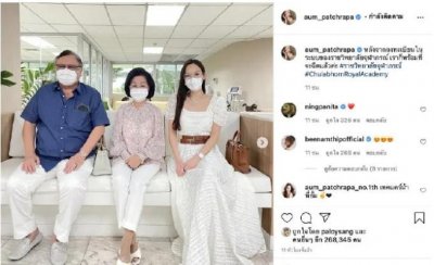 ​泰国一线女星Aum与父母一起接种科兴疫苗