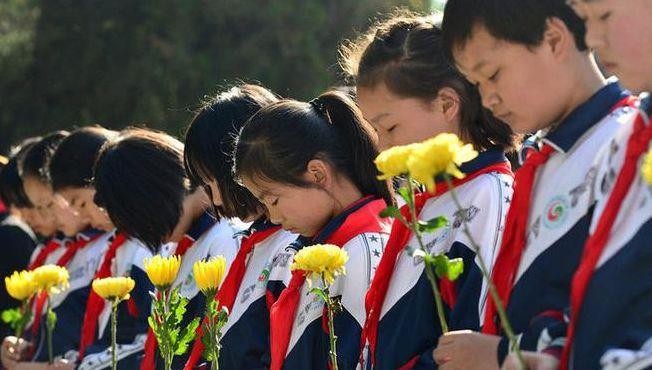 默哀动作（默哀动作图片）