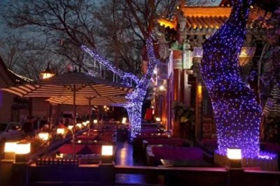 ​后海西沿是漕运的终点，是北京的“古海港”，元朝视这里为龙脉。