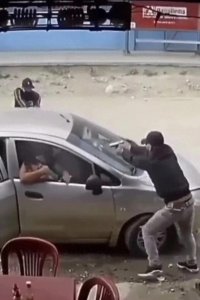 ​墨西哥黑帮当街朝驾驶位开枪，副驾母子惊恐尖叫！