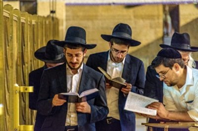 ​伟大导师马克思生活在什么背景中？马克思生平（二）