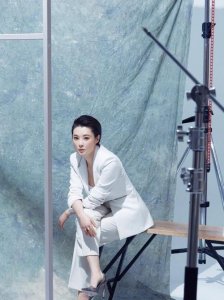 ​袁立到底是多有勇气！穿黑色镂空透视裙，暴露丁字裤！