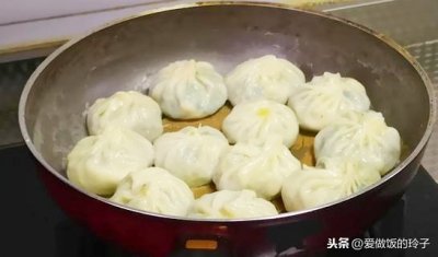 ​水煎包又软又脆，5分钟在家做出正宗的水煎包，咬一口，鲜香美味