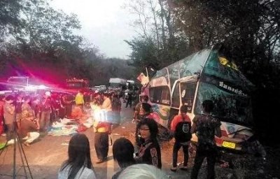 ​泰国恶劣车祸：旅游大巴翻覆 导致14人遇难，35人受伤