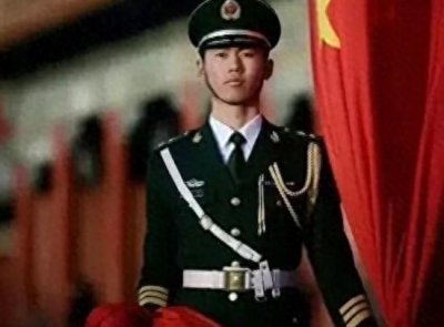 ​旗手张自轩退役并穿上民兵制服，现在找到了新工作，真是太好了