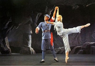 ​湘西女子身穿红嫁衣，独居山洞30年，记者走访才知是“痴情女”