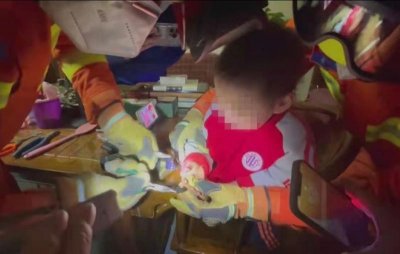 ​壹现场丨男童手卡转笔刀“蓝朋友”10秒破拆