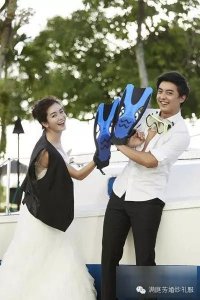 ​张伟爱情故事 · 李佳航李晟拍婚纱大片 海边秀恩爱