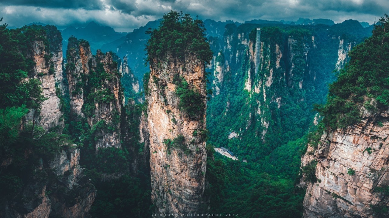 百龙天梯气势恢弘，垂直高差335米，运行高度326米