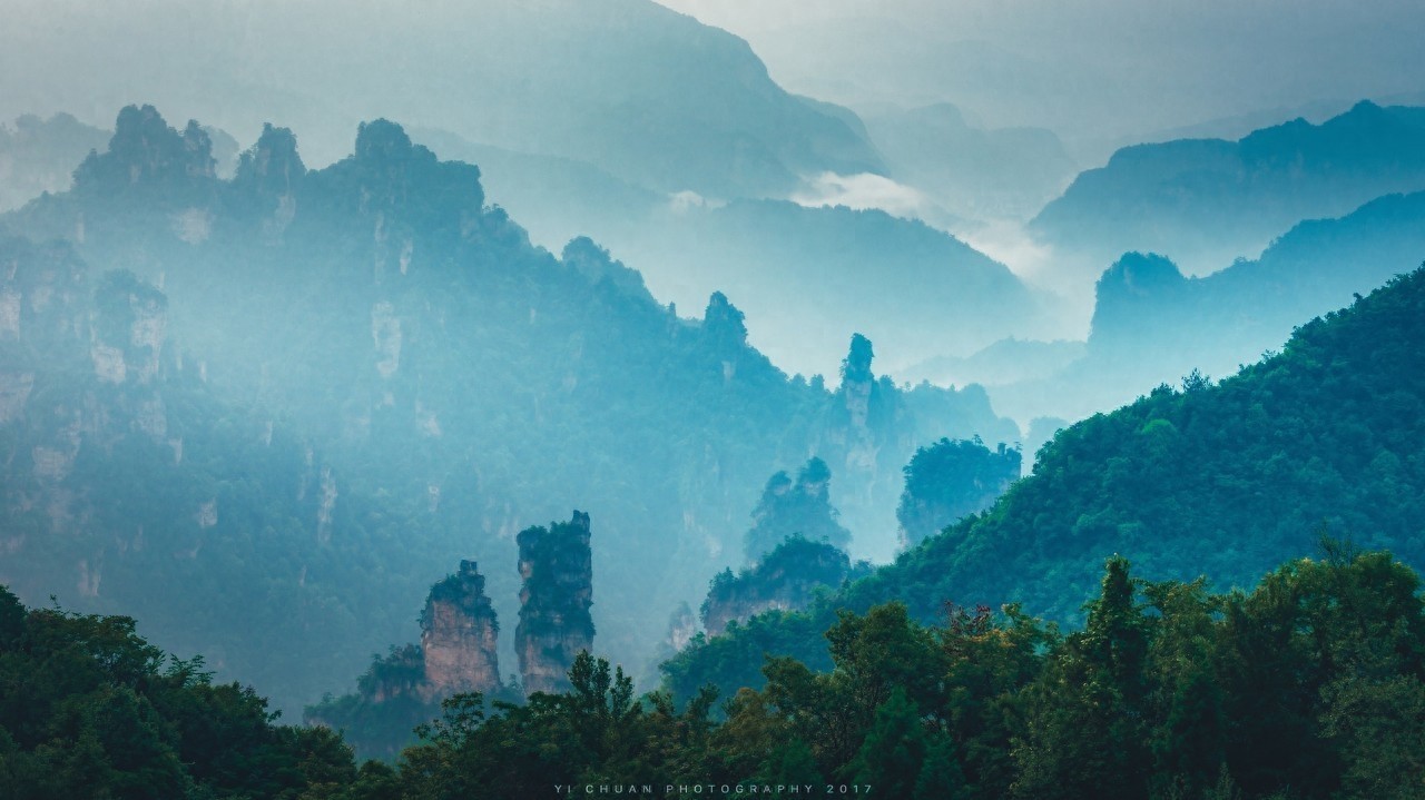 百龙天梯气势恢弘，垂直高差335米，运行高度326米