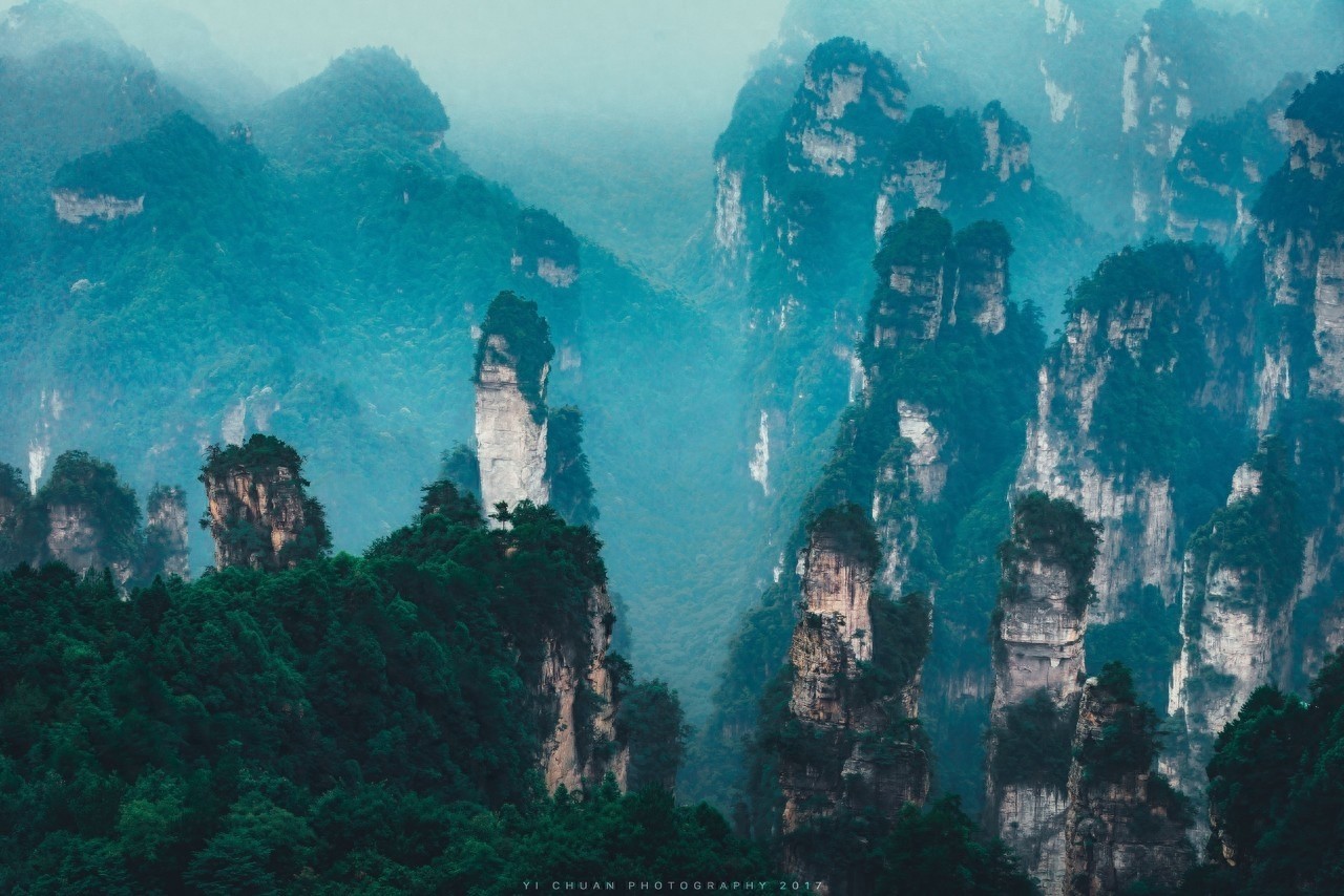 百龙天梯气势恢弘，垂直高差335米，运行高度326米