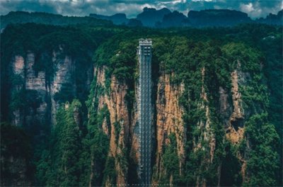 ​百龙天梯气势恢弘，垂直高差335米，运行高度326米