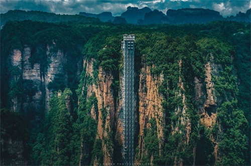 百龙天梯气势恢弘，垂直高差335米，运行高度326米