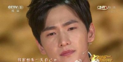 ​杨洋哭了 2016春晚杨洋演唱《父子》直播深情飙泪