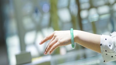 ​翡翠手镯怎么养才能透