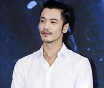 ​父亲是央视“一哥”，他低调娶影后之女，39岁生一女成人生赢家