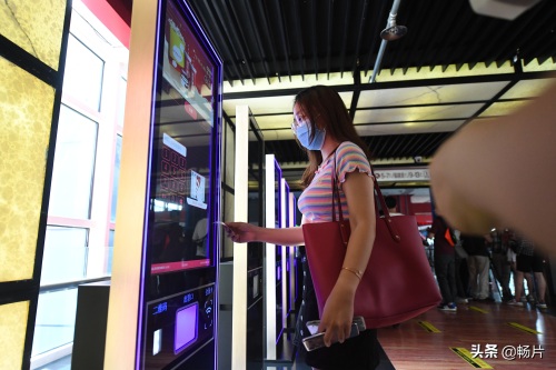 首都电影院开工“首位观众”获影院今年免费观影福利