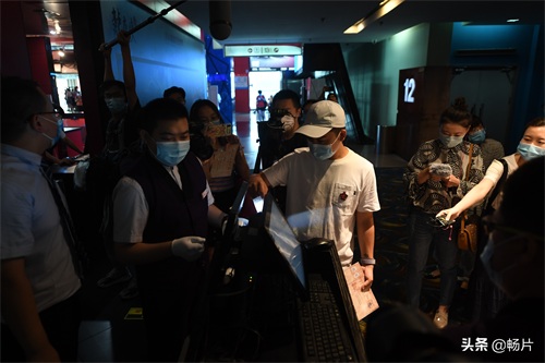 首都电影院开工“首位观众”获影院今年免费观影福利