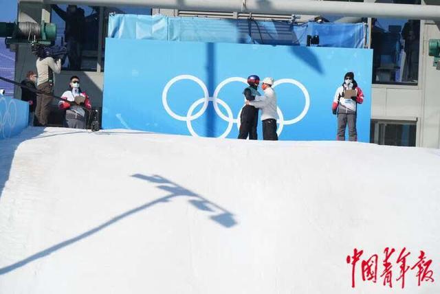 谷爱凌逆转夺金后接受采访（谷爱凌不负众望夺金）(9)