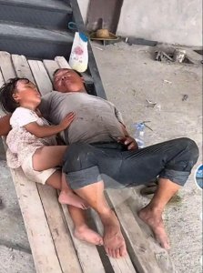 ​泪点低慎入，10张催人泪下的父爱照片，每一幕都直击灵魂