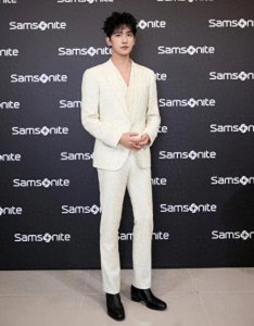 ​杨洋新发型太有型！少女妇女都爱的男神新造型