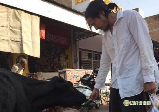 还记得《爱情公寓》里的关谷吗？被封杀后落魄颓废，全剧组无人理